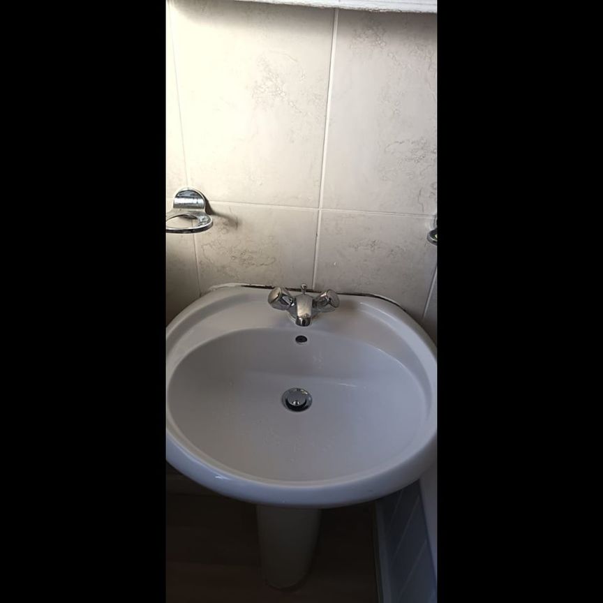 Room in a Shared House, Gantshill, IG2 - Photo 1