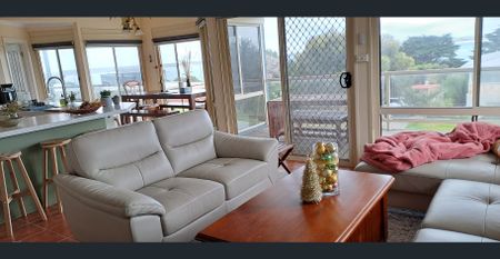 Spacious luxury home with spectacular 180 deg bayview and two independent living zones - Photo 4