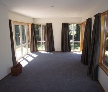 VERY PRIVATE & TIDY – 3 BEDROOM, 2 BATHROOM HOME - Photo 2