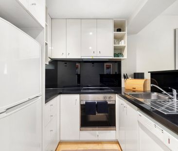 Executive Living In Style With Pool, Gym & Sauna To Relax After Wor... - Photo 4