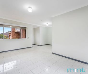 Two-bedroom townhouse - Photo 2