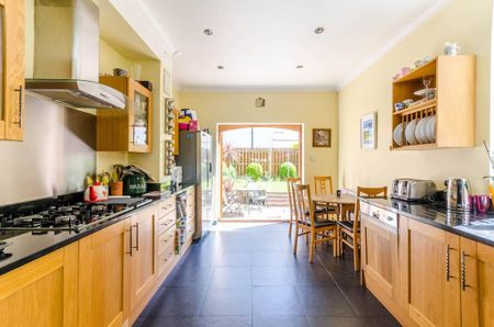 5 bedroom end of terrace house to rent - Photo 5