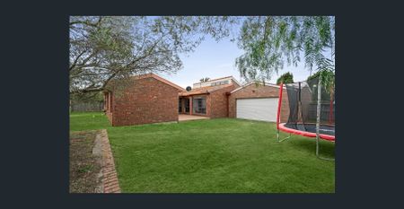 Spacious Living in a Highly Convenient Sydenham Pocket - Photo 2