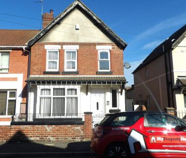 3 bedroom end of terrace house to rent - Photo 1