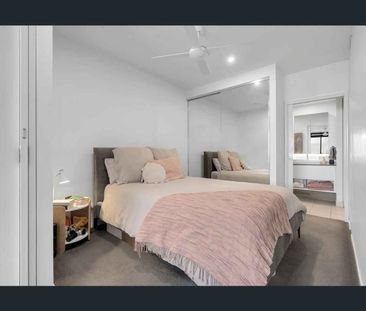202/18 Hubert Street Woolloongabba - Photo 3