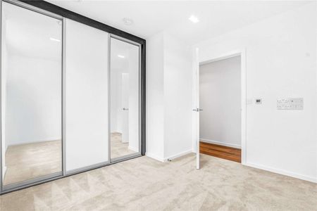 A beautiful two bedroom, two bathroom apartment in a superb new development - Photo 4