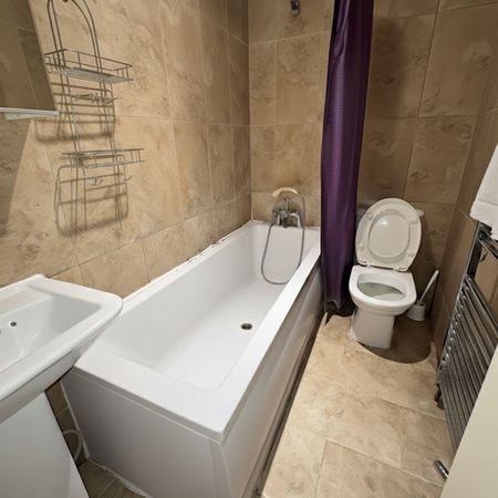 2 Bed Flat, High Street Colliers Wood, SW19 - Photo 4
