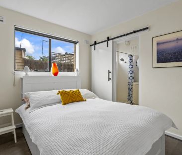 Cozy, Ground Floor Apartment with Easy, First-Come-First-Served Scr... - Photo 2