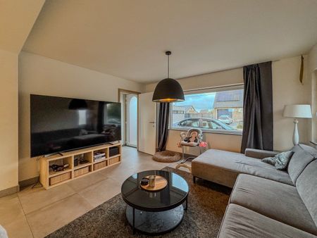 Volledig gerenoveerde woning met 3 slaapkamers, carport en tuin. - Foto 3