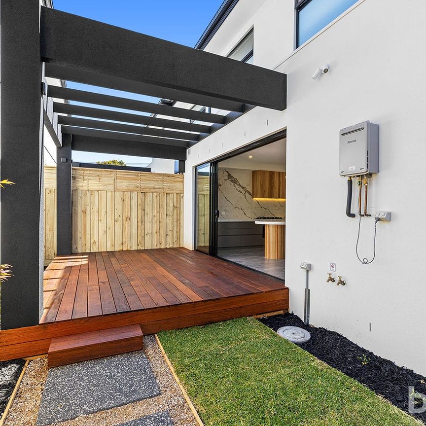 HIGH-END FOUR-BEDROOM HOME IN PRIME LOCATION! - Photo 1