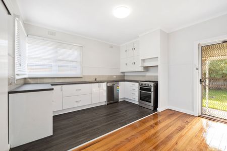 Spacious 3 Bedroom Family Home In A Good Location - Photo 4