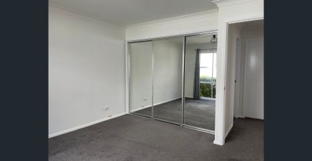 Renovated villa within walking distance to Coles and lake - Photo 4