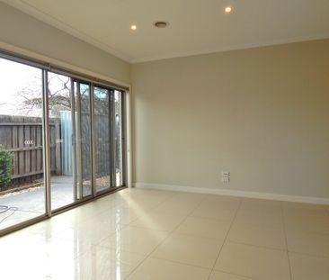 Luxury Townhouse in Prime Location! - Photo 1