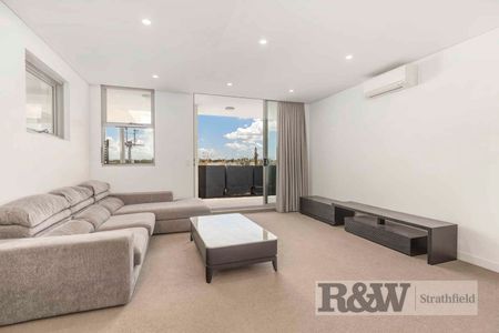 SPACIOUS 3 BED 3 BATH APARTMENT! - Photo 2