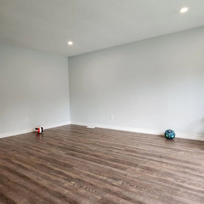 Detached Home For Lease | X8490114 - Photo 1