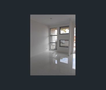 Charming 2‑Bedroom Townhouse - Photo 5