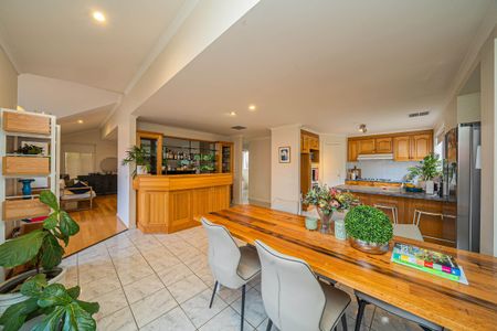 Immaculate, elevated home in a great location - Photo 4