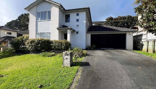 Spacious 5 Bedroom house at Flat Bush - Photo 1