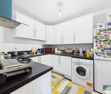 London Road, Lowfield Heath - Photo 2