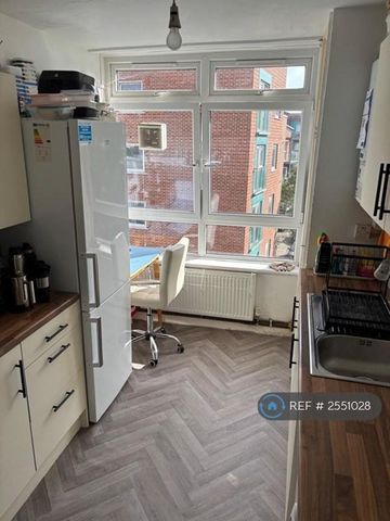 1 bedroom in a flat share to rent - Photo 4