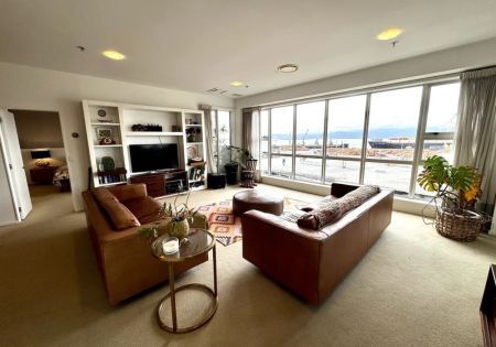Penthouse-level living with space, flexibility and harbour views - Photo 3