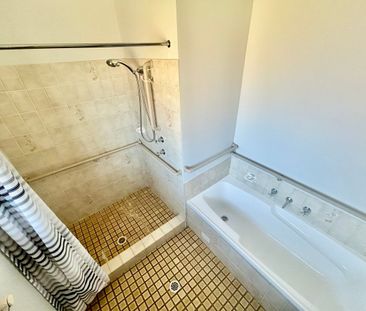 Solid brick two story 4 bedroom family home - Photo 1