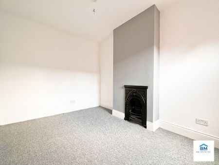 3 Bedroom Terraced - Photo 2