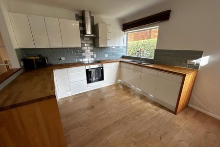 4 bedroom detached bungalow to rent - Photo 3