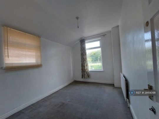 4 bedroom end of terrace house to rent - Photo 1
