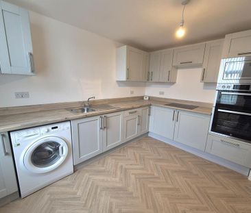 3 bedroom flat to rent - Photo 4