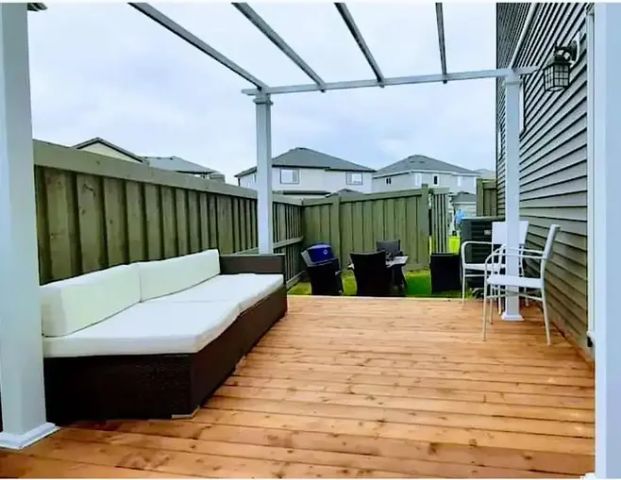 1 BEDROOM + DEN *PRIVATE YARD* | Edmonton - Photo 1