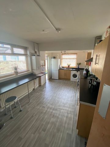 Room in a Shared House, Silverdale Avenue, L13 - Photo 4