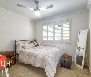 AIR CONDITIONED TOWNHOUSE WITH VIEWS + WALK TO TRAIN, SHOPS AND MORE! - Photo 4