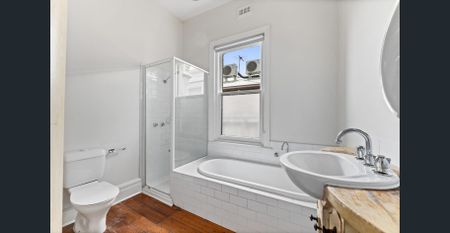 Two bedroom Edwardian house in ideal position- with courtyard! - Photo 3