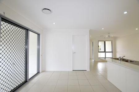 AS GOOD AS IT LOOKS! DELIGHTFUL, FULLY AIR CONDITIONED, DUPLEX HOME - Photo 2