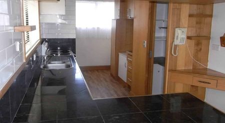 Great location, large backyard! - Photo 3