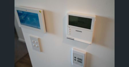 Massive Living & Bedroom Space In Prime Location - Photo 2