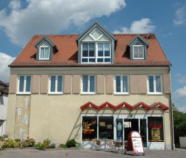 Modernisiert! Ruhig gelegene 2-Zi.-DG-Whg. im älteren Mehrfamilienhaus, Neumarkt Stadtteil Pölling - Photo 1