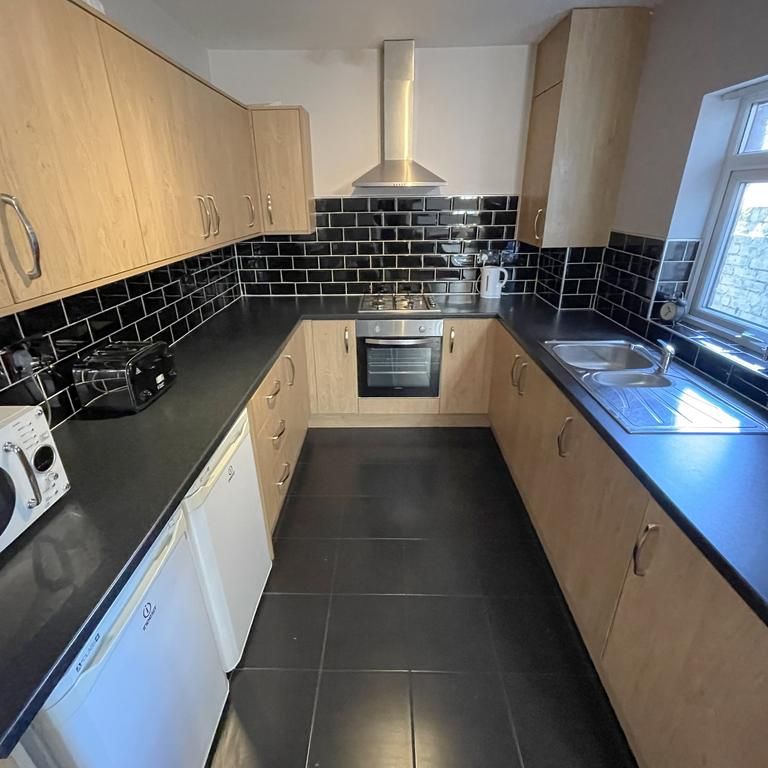 1 bedroom in a house share to rent - Photo 1