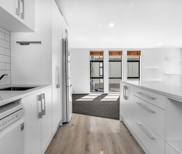 Stylish Townhouse in Prime Location with Garage and Car park - Photo 4