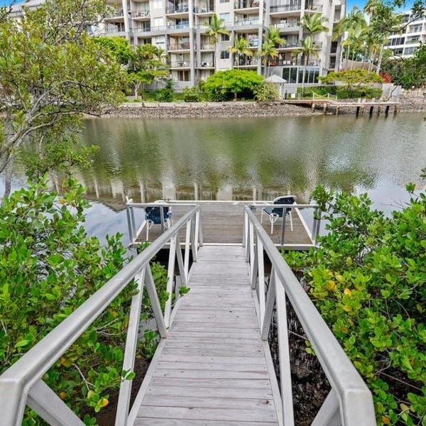 large Central Surfers Paradise 1 bedroom with large study furnished apartment - Photo 2