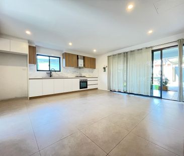 Lovely 4 Bedroom 2 Bathroom Granny Flat - Revesby - Photo 2