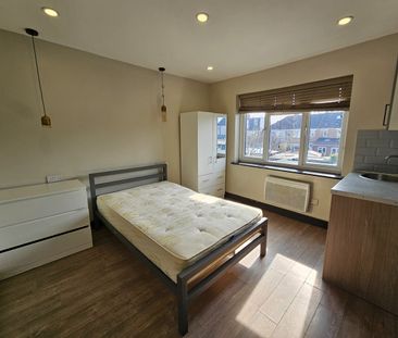 Studio Flat, Middle Road, SW16 - Photo 5