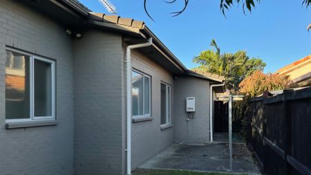 Four bedrooms close to schools and shops - Photo 3