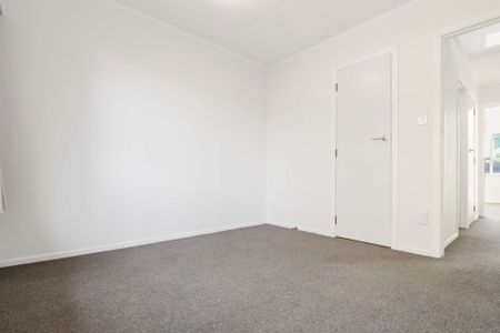 Beautifully Renovated 2-Bedroom Home in Mangere Bridge! - Photo 4