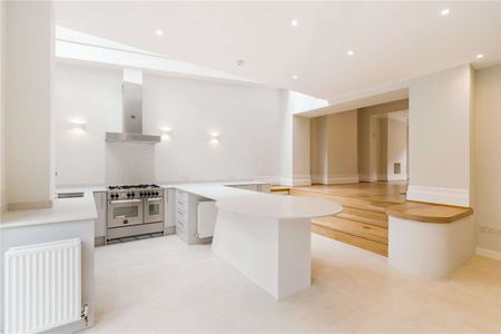 A stunning 5 bedroom family home, filled with period features and enjoying a close proximity to amenities of Belsize Park - Photo 4