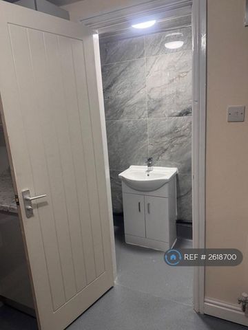 1 bedroom in a house share to rent - Photo 4