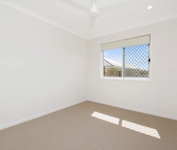 Family home with modern appliances in heart or Flagstone - Photo 3