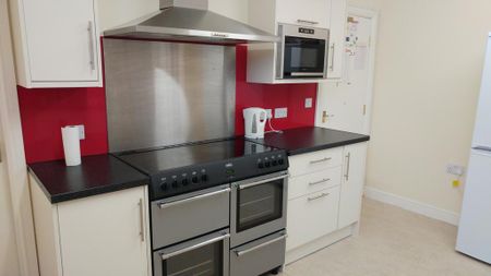 1 bedroom in a house share to rent - Photo 4