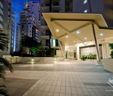 Freshly Updated 2-Bedroom, 2-Bathroom Apartment with Beautiful Pool & Garden Views – Just Moments from Surfers Paradise Beach! - Photo 5